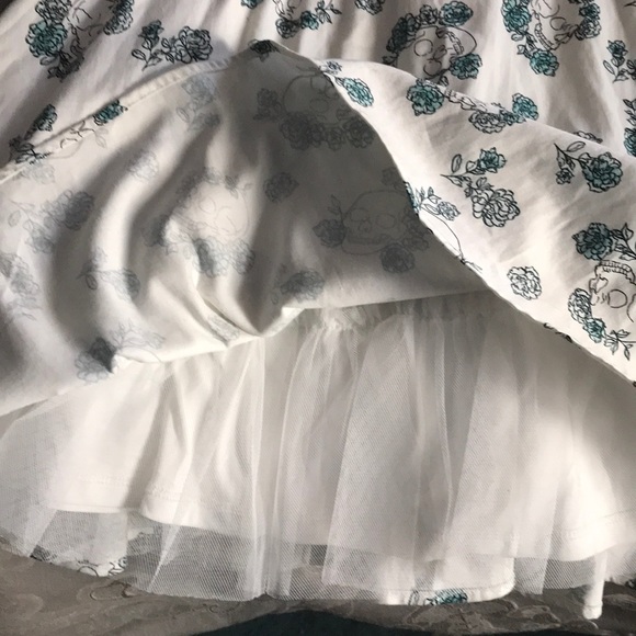 Skull and flower dress - Picture 2 of 3